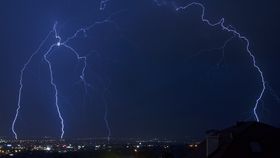 VIDEO Ravagii în urma furtunilor cu aspect de uragan! Un cioban a murit după ce a fost fulgerat pe câmp